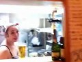【绝活】闪电速度，牛人一秒钟喝下一大杯啤酒！ (96624播放)